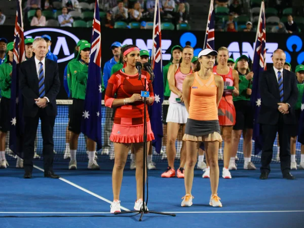 Grand Slam-mester Sania Mirza fra India og Martina Hingis fra Sveits under pokalen etter dobbel finalekamp i Australian Open 2016 – stockfoto