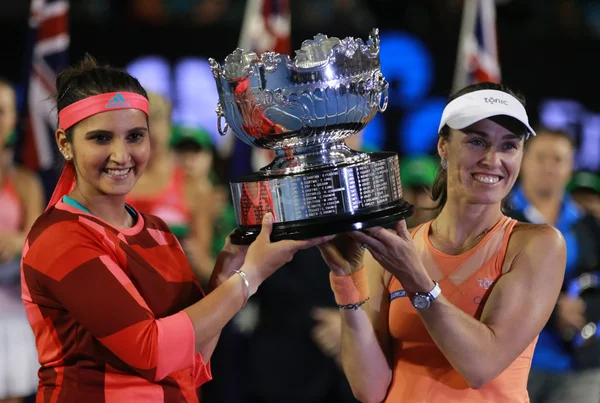 Campeã do Grand Slam Sania Mirza da Índia e Martina Hingis da Suíça durante a apresentação do troféu após a partida final das duplas no Australian Open 2016 — Fotografia de Stock