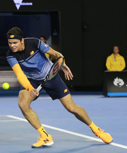 El tenista profesional Milos Raonic de Canadá en acción durante su partido semifinal del Abierto de Australia 2016 — Foto de Stock