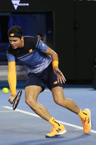 El tenista profesional Milos Raonic de Canadá en acción durante su partido semifinal del Abierto de Australia 2016 — Foto de Stock