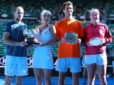 Bruno Soares sütyen (L), Elena Vesnina Rus, Horia Tecau Rou ve Coco Vandeweghe ABD kupa sunum sırasında