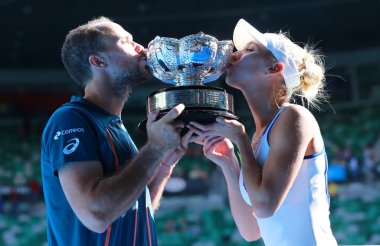 Grand Slam Bruno Soares Brezilya (L) ve Elena Vesnina Rusya'nın şampiyonlar kupasını sunu sırasında