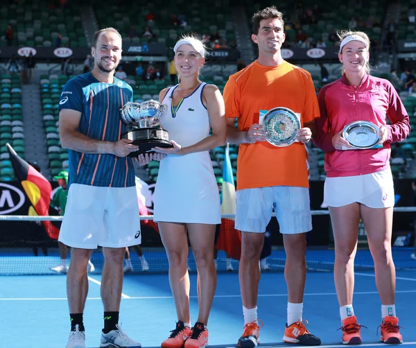 Bruno Soares 胸罩 (L)、 Elena Vesnina Rus、 Horia Tecau 怀柔和可可范德维奇美国期间颁奖 — 图库照片