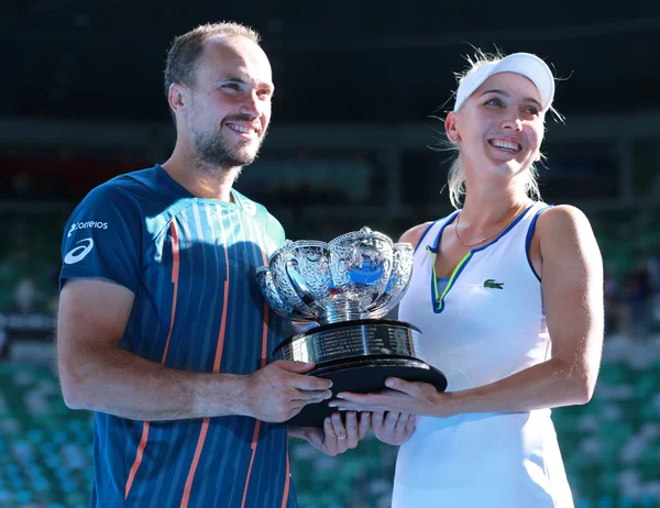 Campioni del Grande Slam Bruno Soares del Brasile (L) ed Elena Vesnina della Russia durante la presentazione del trofeo — Foto Stock