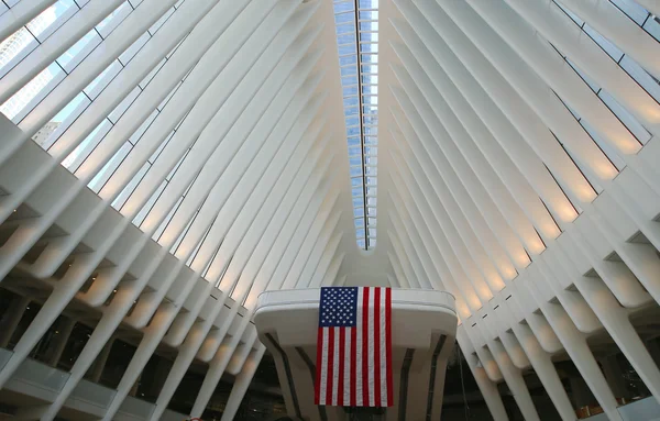 Dentro do Oculus do Novo Centro Mundial de Comércio Centro de Transporte projetado por Santiago Calatrava — Fotografia de Stock