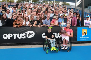 Grand Slam şampiyonu Dylan, Avustralya ile kupa hayranlarıyla poz sonra Avustralya Açık 2016 dört tekerlekli sandalye tekler final Alcott