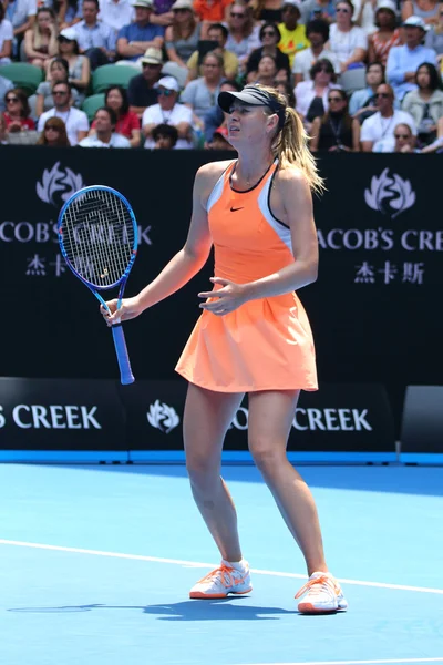 Cinco veces campeona del Grand Slam María Sharapova de Rusia en acción durante el partido de cuartos de final contra Serena Williams en el Abierto de Australia 2016 — Foto de Stock