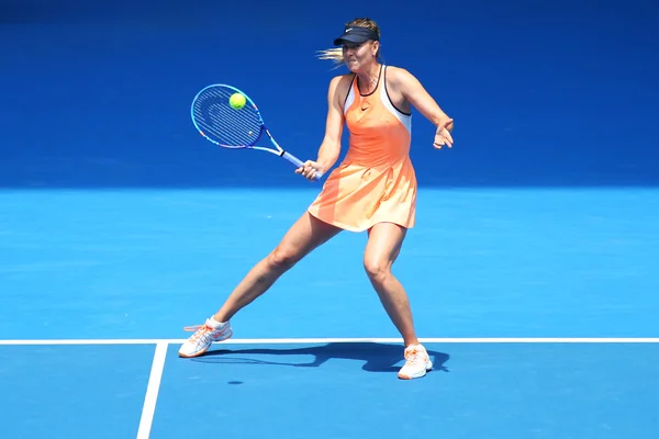 Cinque volte campione del Grande Slam Maria Sharapova di Russia in azione durante la partita dei quarti di finale contro Serena Williams all'Australian Open 2016 — Foto Stock