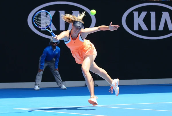 Cinque volte campione del Grande Slam Maria Sharapova di Russia in azione durante la partita dei quarti di finale contro Serena Williams all'Australian Open 2016 — Foto Stock