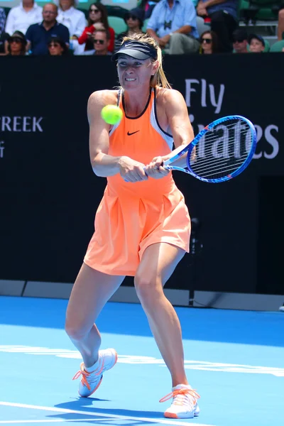 Cinq fois championne du Grand Chelem Maria Sharapova de Russie en action lors d'un match quart de finale contre Serena Williams à l'Open d'Australie 2016 — Photo