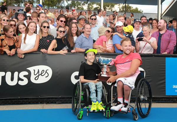 Campeão do Grand Slam Dylan Alcott da Austrália posando com troféu com os fãs após Australian Open 2016 quad wheelchair singles final — Fotografia de Stock