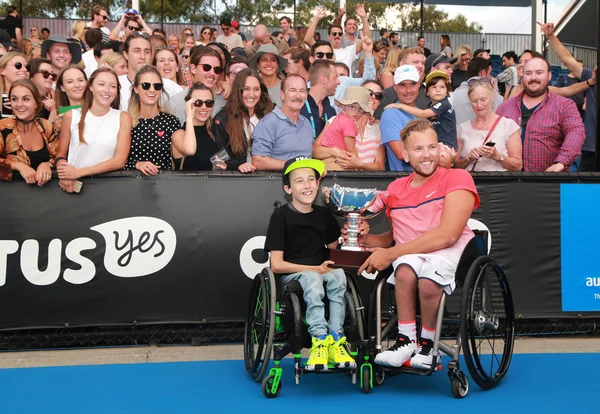 Campeão do Grand Slam Dylan Alcott da Austrália posando com troféu com os fãs após Australian Open 2016 quad wheelchair singles final — Fotografia de Stock