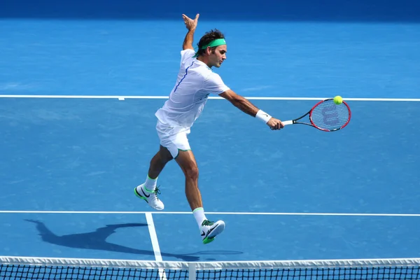 Diecisiete veces campeón del Grand Slam Roger Federer de Suiza en acción durante el partido de cuartos de final en el Abierto de Australia 2016 — Foto de Stock