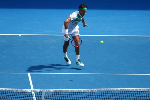 Dezessete vezes campeão do Grand Slam Roger Federer da Suíça em ação durante a partida de quartas de final no Australian Open 2016 — Fotografia de Stock