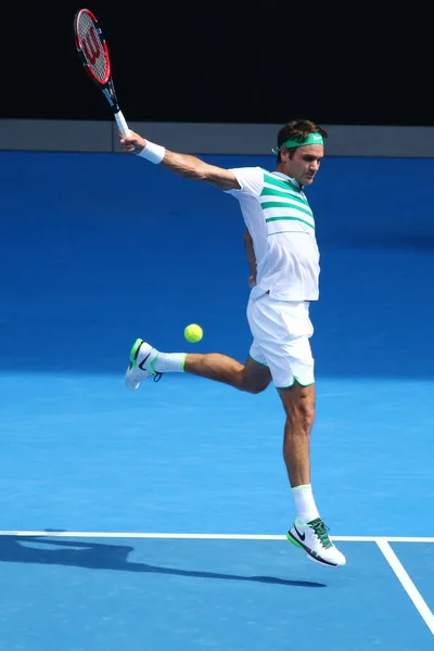 Dezessete vezes campeão do Grand Slam Roger Federer da Suíça em ação durante a partida de quartas de final no Australian Open 2016 — Fotografia de Stock