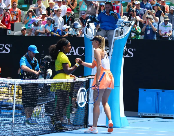 Vítěz Grand Slam Serena Williamsová ze Spojených států (L) a Marie Šarapovová v Rusku po závěrečném utkání v australském Open 2016 — Stock fotografie