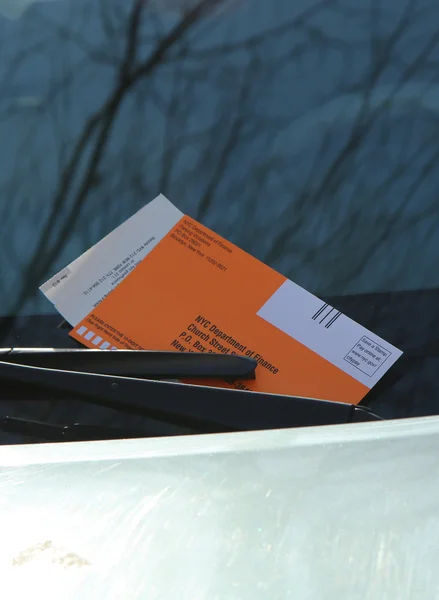Illegal Parking Violation Citation On Car Windshield in New York — Stock Photo, Image
