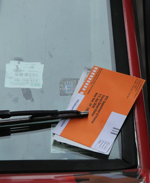 Citação de violação de estacionamento ilegal no pára-brisas do carro em Nova York — Fotografia de Stock