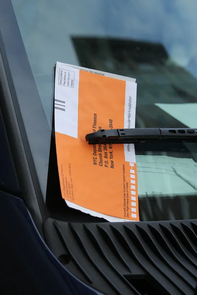 上の違法駐車違反引用ニューヨークの車のフロント ガラス — ストック写真