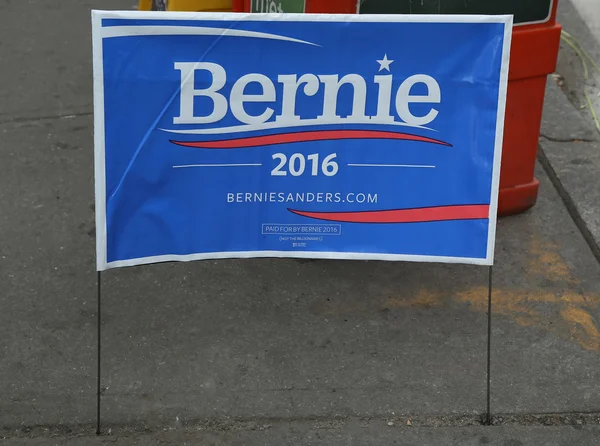 Een teken ter ondersteuning van presidentskandidaat Bernie Sanders tentoongesteld in Manhattan — Stockfoto