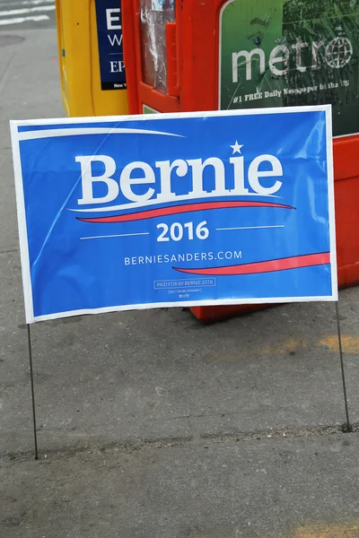 Een teken ter ondersteuning van presidentskandidaat Bernie Sanders tentoongesteld in Manhattan — Stockfoto