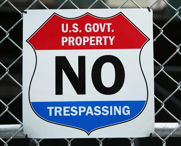 U.S. Government property no trespassing sign — Stock Photo, Image