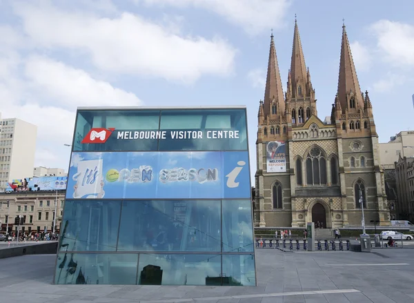 Melbourne Visitor Centre och St Paul s Cathedral i centrala Melbourne — Stockfoto