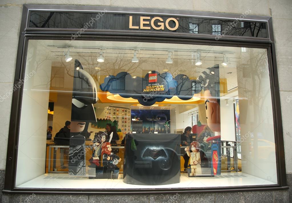 Louis Vuitton Lego Window Display : r/lego