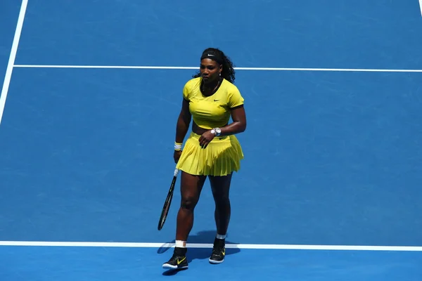 Είκοσι μία φορές Grand Slam πρωταθλητής Serena Williams σε δράση κατά τη διάρκεια της προημιτελικό αγώνα στο Αυστραλιανό Open 2016 — Φωτογραφία Αρχείου