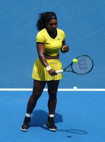 Vinte e uma vezes campeã do Grand Slam Serena Williams em ação durante sua partida de quartas de final no Australian Open 2016 — Fotografia de Stock