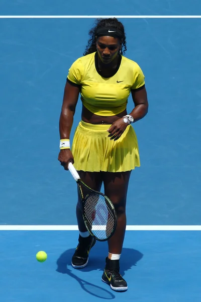 Twintig één keer Grand Slam champion Serena Williams in actie tijdens de match van haar kwartfinale op Australian Open 2016 — Stockfoto