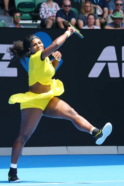 Veintiún veces campeona de Grand Slam Serena Williams en acción durante su partido de cuartos de final en el Abierto de Australia 2016 — Foto de Stock