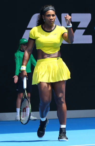 Yirmi bir kez Grand Slam şampiyonu Serena Williams Avustralya Açık 2016 onun çeyrek final maçında sırasında eylem — Stok fotoğraf