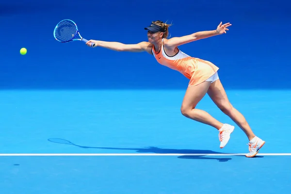 Cinco vezes campeã do Grand Slam Maria Sharapova da Rússia em ação durante partida de quartas de final no Australian Open 2016 — Fotografia de Stock