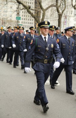 Nassau İlçe Polis memurları St Patrick Günü Geçit Töreni'nde yürüyüş
