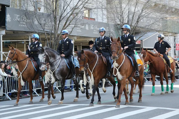 L'unité montée sur cheval de la police du parc des États-Unis participe au défilé de la Saint-Patrick — Photo