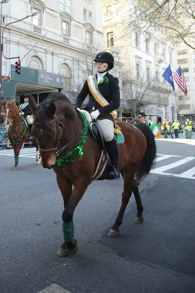 Junge Reiter nehmen an der St. Patrick 's Day Parade teil — Stockfoto