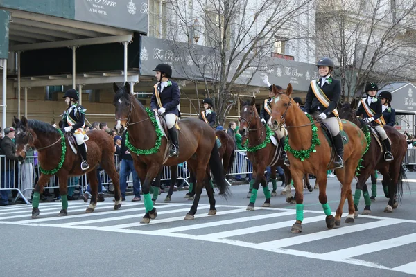 Jonge ruiters doen mee aan de St. Patrick 's Day Parade — Stockfoto