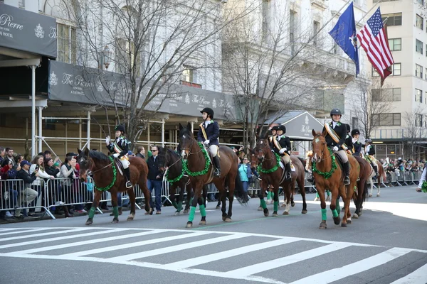 Mladí jezdci na koních se účastní slavnostního průvodu svatého Patrika — Stock fotografie