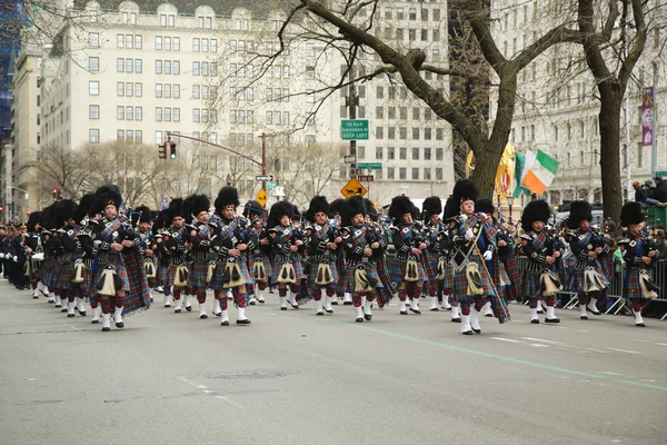 Nassau Polizei Pfeifen und Trommeln marschieren bei der St. Patrick 's Day Parade in New York. — Stockfoto