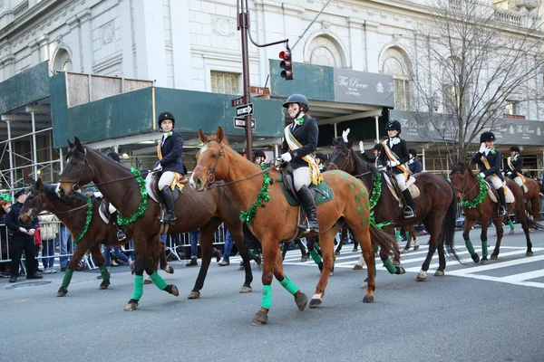 Junge Reiter nehmen an der St. Patrick 's Day Parade teil — Stockfoto