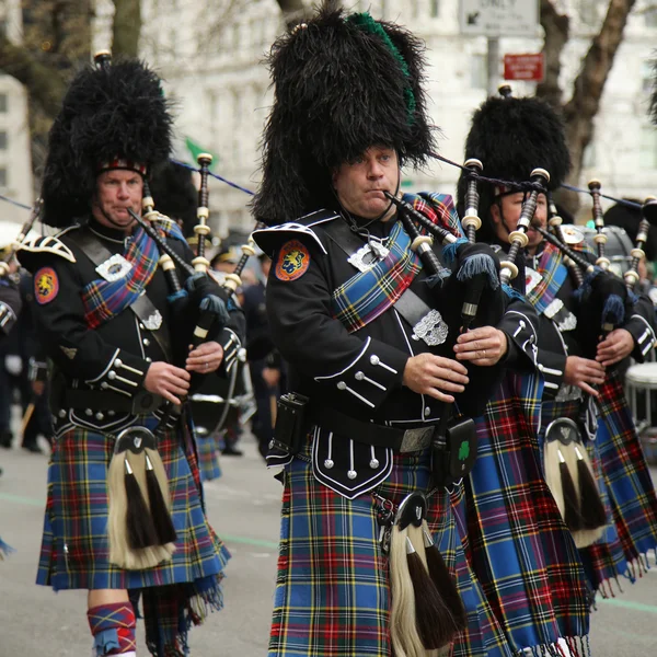 Bagpipery Nassau policejní dýmky a bicí pochodující v St. Patrickově přehlídce v New Yorku. — Stock fotografie
