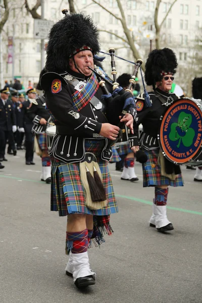 Bagpipers of Nassau Police Pipes and Drums marchant au défilé de la Saint-Patrick à New York . — Photo