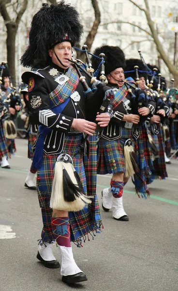 Dudelsackspieler der nassauischen Polizeipfeifen und Trommeln marschieren bei der St. Patrick 's Day Parade in New York. — Stockfoto