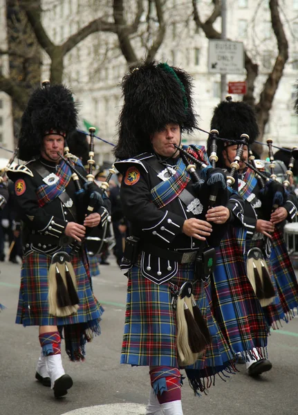 Dudelsackspieler der nassauischen Polizeipfeifen und Trommeln marschieren bei der St. Patrick 's Day Parade in New York. — Stockfoto