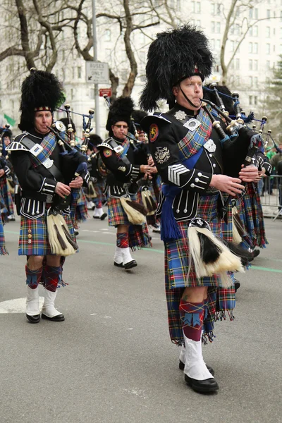 Bagpipers of Nassau Police Pipes and Drums marchant au défilé de la Saint-Patrick à New York . — Photo