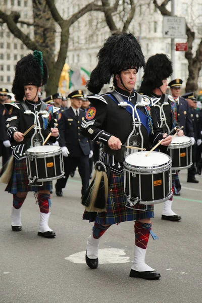 Drummers of Nassau Police Pipes and Drums marching at the St. Patrick's Day Parade — Stock Photo, Image