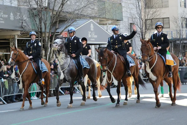 L'unité montée sur cheval de la police du parc des États-Unis participe au défilé de la Saint-Patrick — Photo