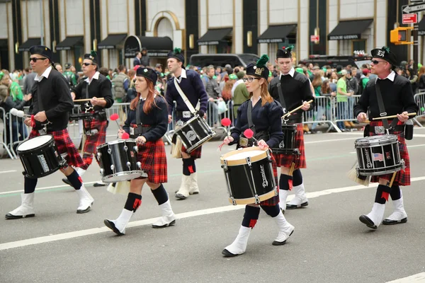 Marche des batteurs au défilé de la Saint-Patrick à New York . — Photo