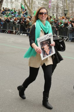 11 Eylül 2001'de Dünya Ticaret Merkezi'nde hayatını kaybeden fdny itfaiyecilerin aileleri St Patrick Günü Geçit Töreni'nde yürüyüş